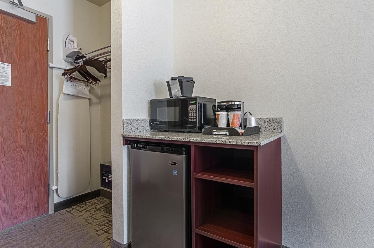 Cobblestone Inn & Suites - เกิร์นซีย์ ภายนอก รูปภาพ
